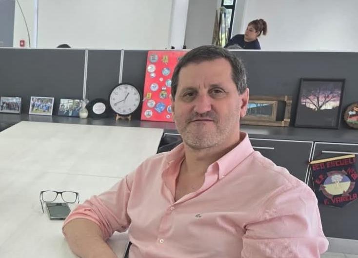 Alfredo Schveizer: “En el día de hoy estamos recorriendo las escuelas del distrito, desmentimos que no haya clases en Florencio Varela”. 