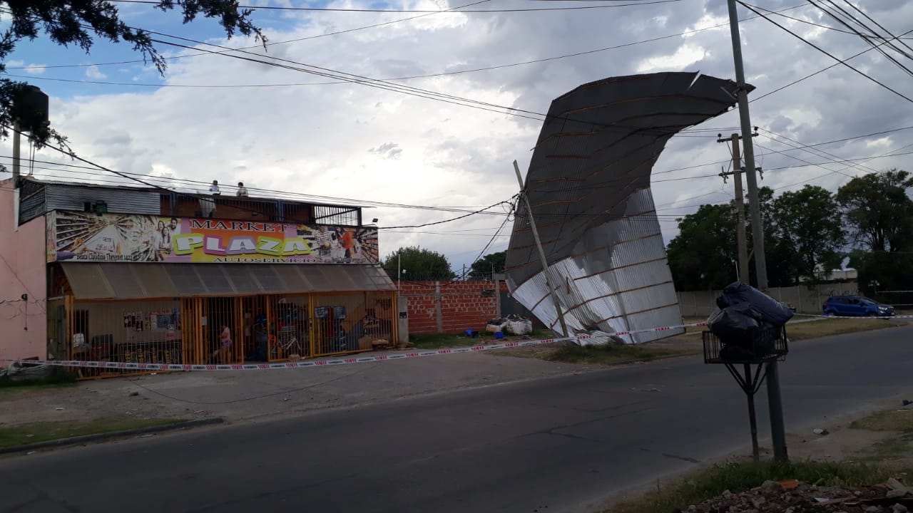 Intervención del Municipio ante voladura de un techo de un comercio