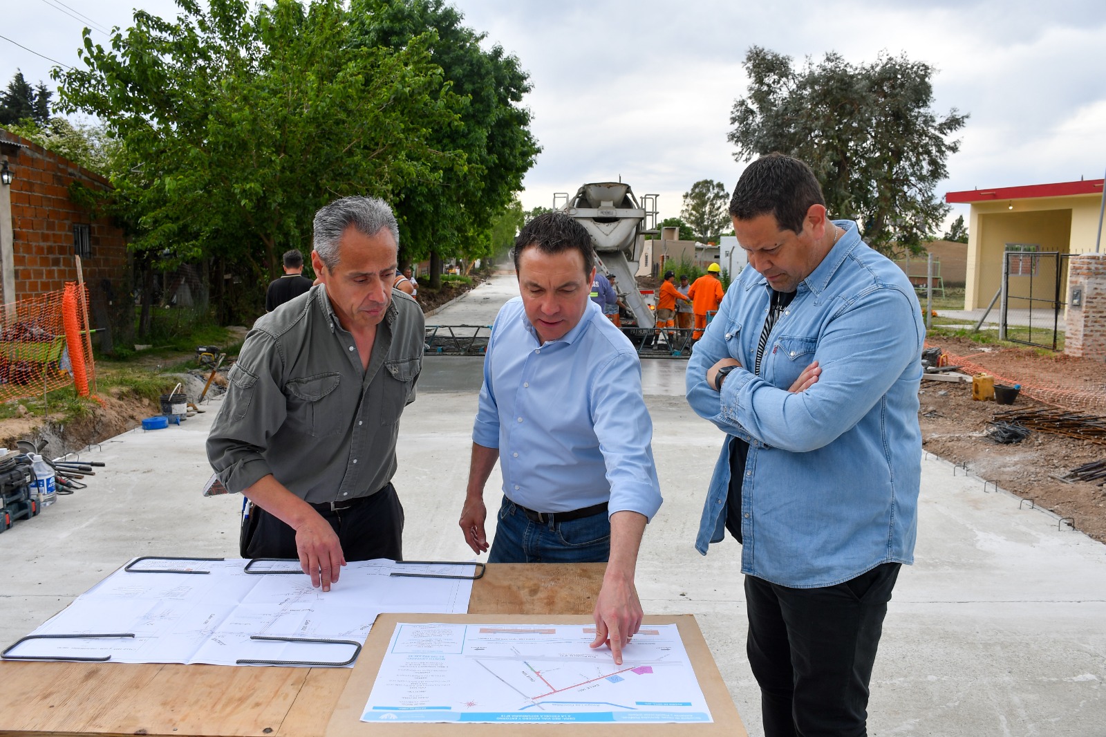 Andrés Watson verificó el avance de nuevos asfaltos en La Capilla