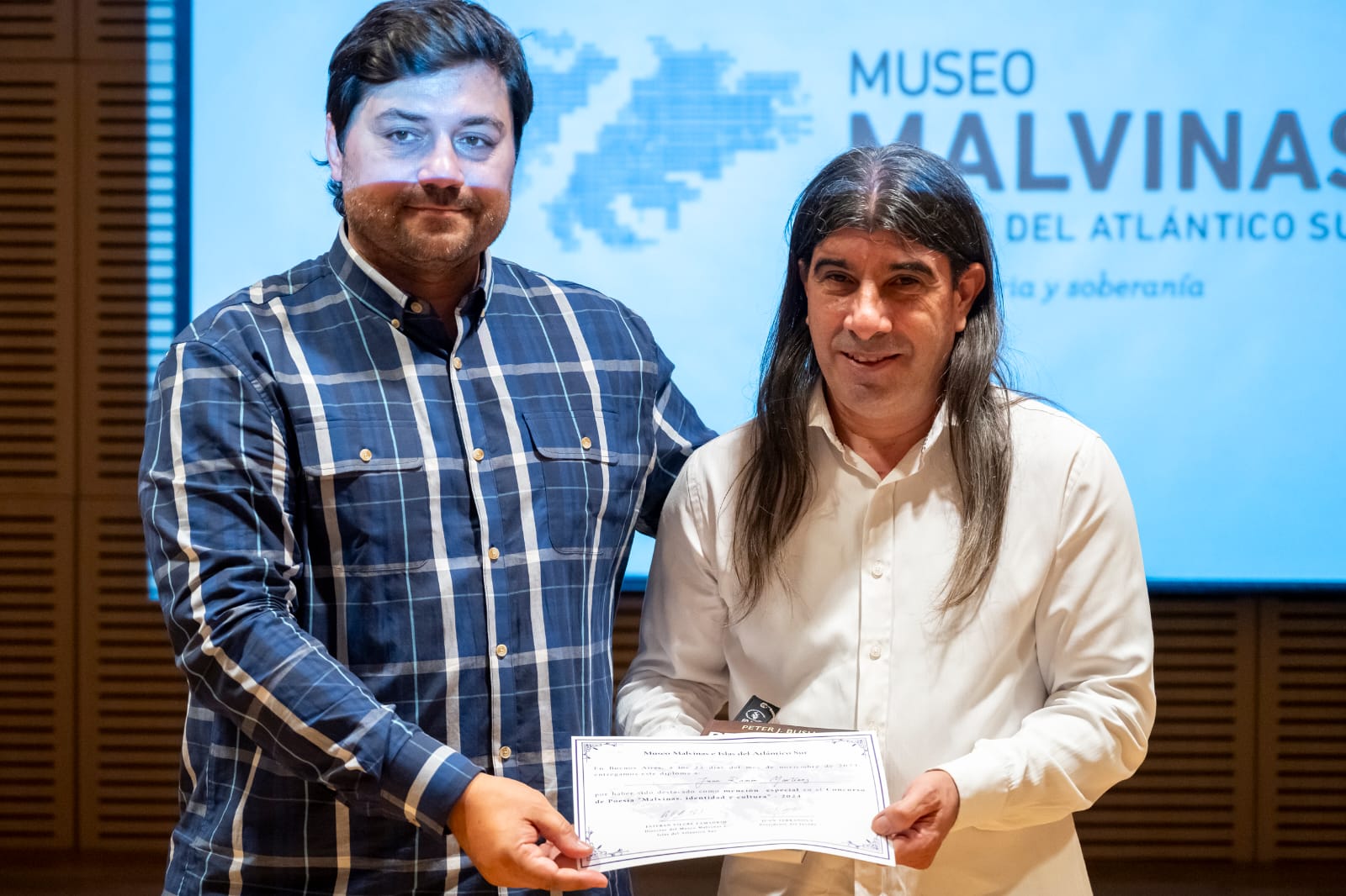 ¡Orgullo varelense!: el escritor local Juan Martínez obtuvo una mención especial con su poema “Ellas en las Islas” en un concurso nacional “Malvinas, Identidad y Cultura”. 